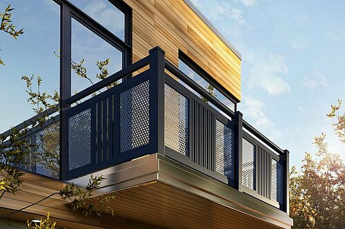 Balkongeländer von mit dem Modell Sölden in anthrazit, montiert ist der Balkon auf einem modernen Holzhaus